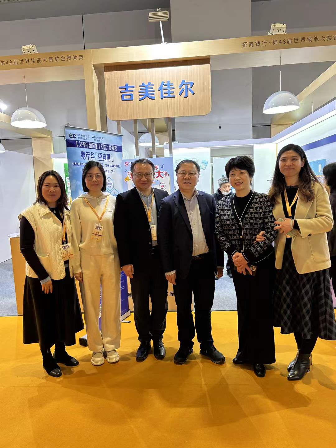 12月20日，进博优品交易会第二天下午时分，上海市闵行区区委副书记、区长吴强一行莅临吉尔集团旗下多肽护肤品牌吉美佳尔展位考察指导