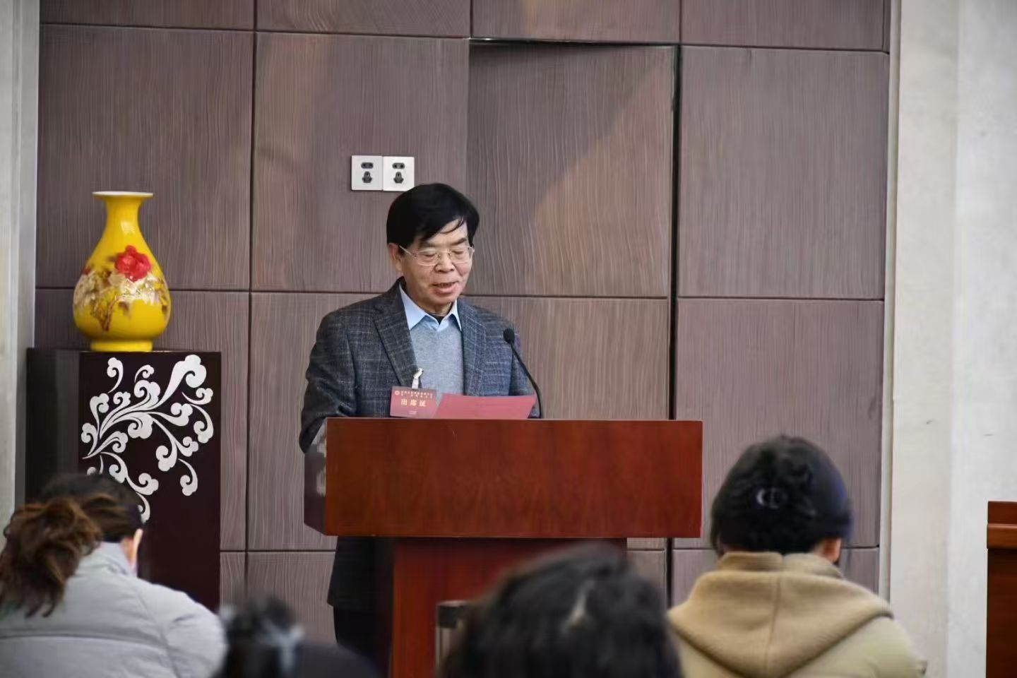 江苏滨海侨联于1月9号上午召开归侨侨眷联合会第二次代表大会，会议产生新一届的侨联领导班子，李勇杰当选侨联主席，吉尔多肽董事长徐红岩为侨联名誉主席（图一）。出席会议并讲话的领导有，盐城侨联副主席张中明，滨海统战部长鲍晓峰。统战部常务副部长朱政全主持会议。近年来滨海高质量发展成绩喜人，各项考核指标逐年快速前移，统战侨联工作也有声有色。